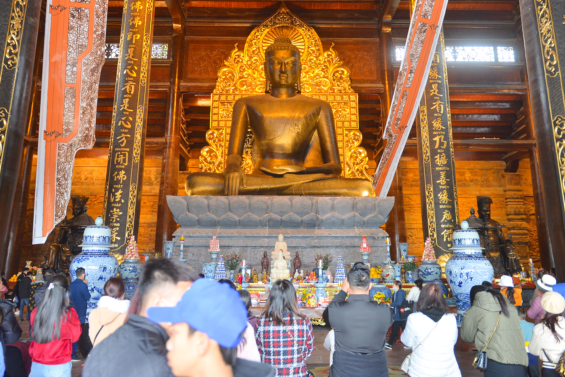 Hà Nam: 'Biển' người chen chân du xuân ở ngôi chùa lớn nhất thế giới