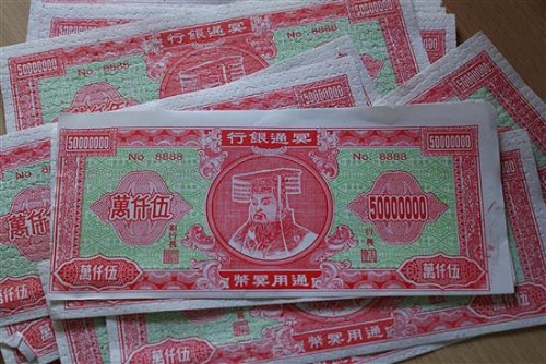 Đốt tiền thật vì nhầm với tiền âm phủ Đốt Tiền Thật Vì Nhầm Với Tiền Âm Phủ