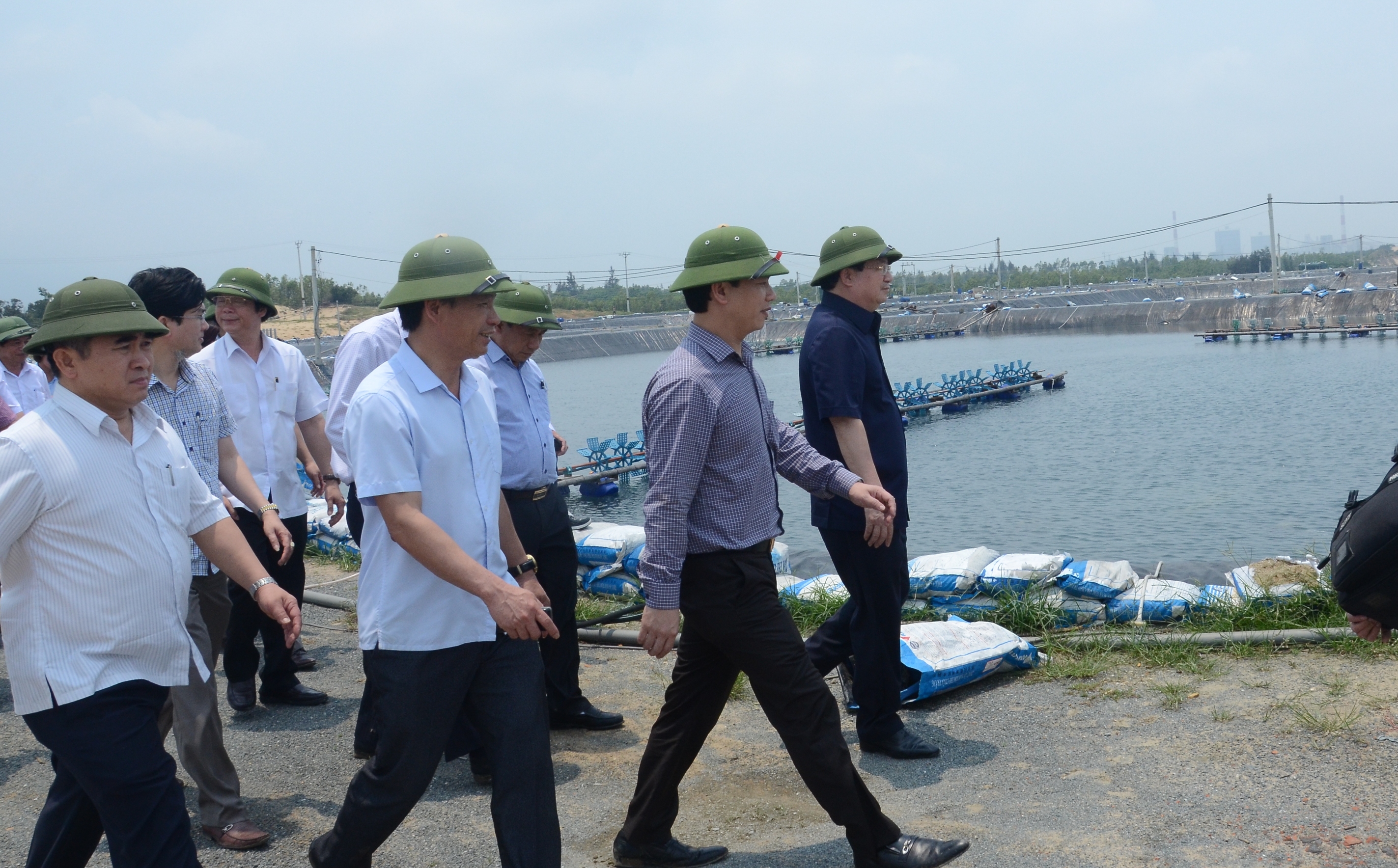 Phó thủ tướng Trịnh Đình Dũng thị sát tình hình cá biển chết tại Hà Tĩnh - Ảnh: Nguyên Dũng