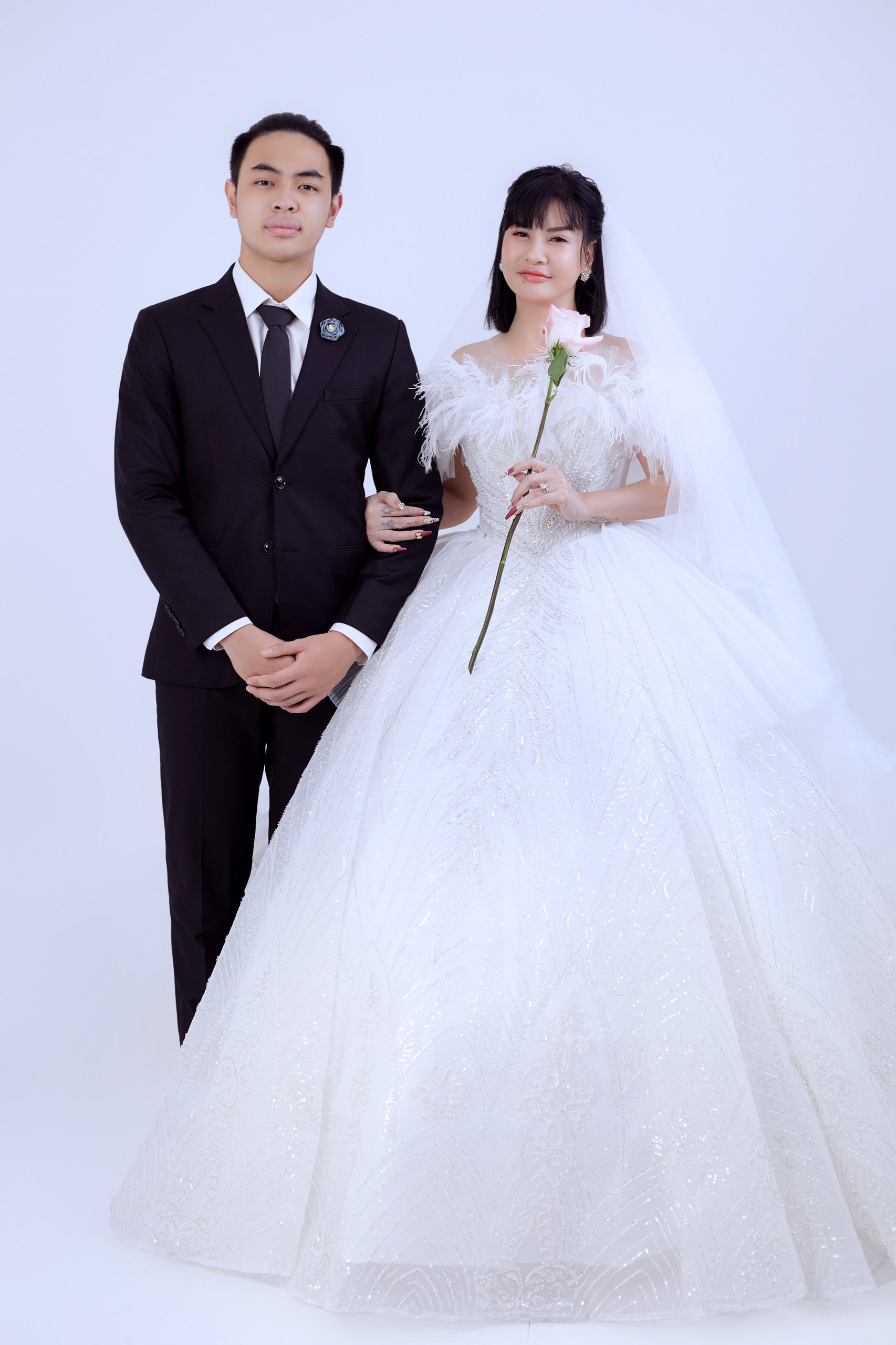 Cát Phượng: Cô dâu Cát Phượng chính là cái tên nổi tiếng nhất trong giới showbiz Việt. Nhân dịp cô ấy đã kết hôn, hãy cùng xem hình ảnh của lễ cưới của cô để nhận được những cảm xúc ấn tượng và lãng mạn.