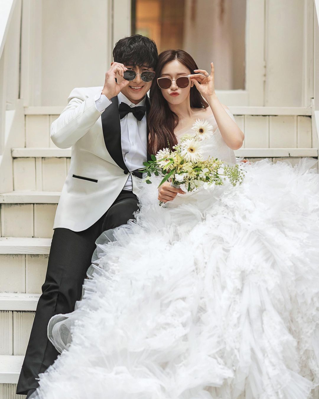 Jiyeon trong một chiếc váy cưới rực rỡ đẹp như nàng công chúa sẽ khiến bạn liên tưởng đến những câu chuyện cổ tích. Những bức ảnh cưới của cô sẽ làm bạn thấy nét đẹp, sự quyến rũ và tình cảm đích thực của người phụ nữ trong ngày cưới.