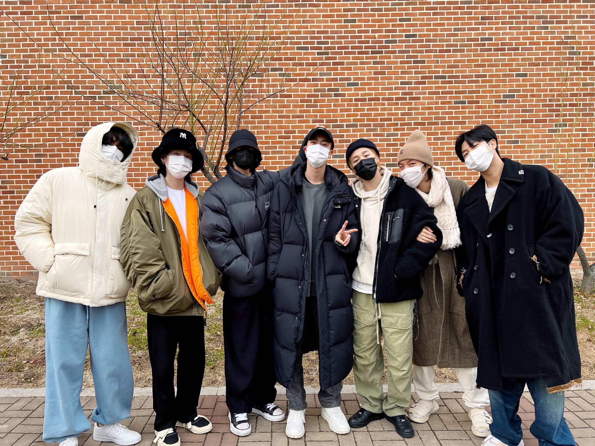 BTS tiễn Jin lên đường nhập ngũ Bts Tiễn Jin Lên Đường Nhập Ngũ