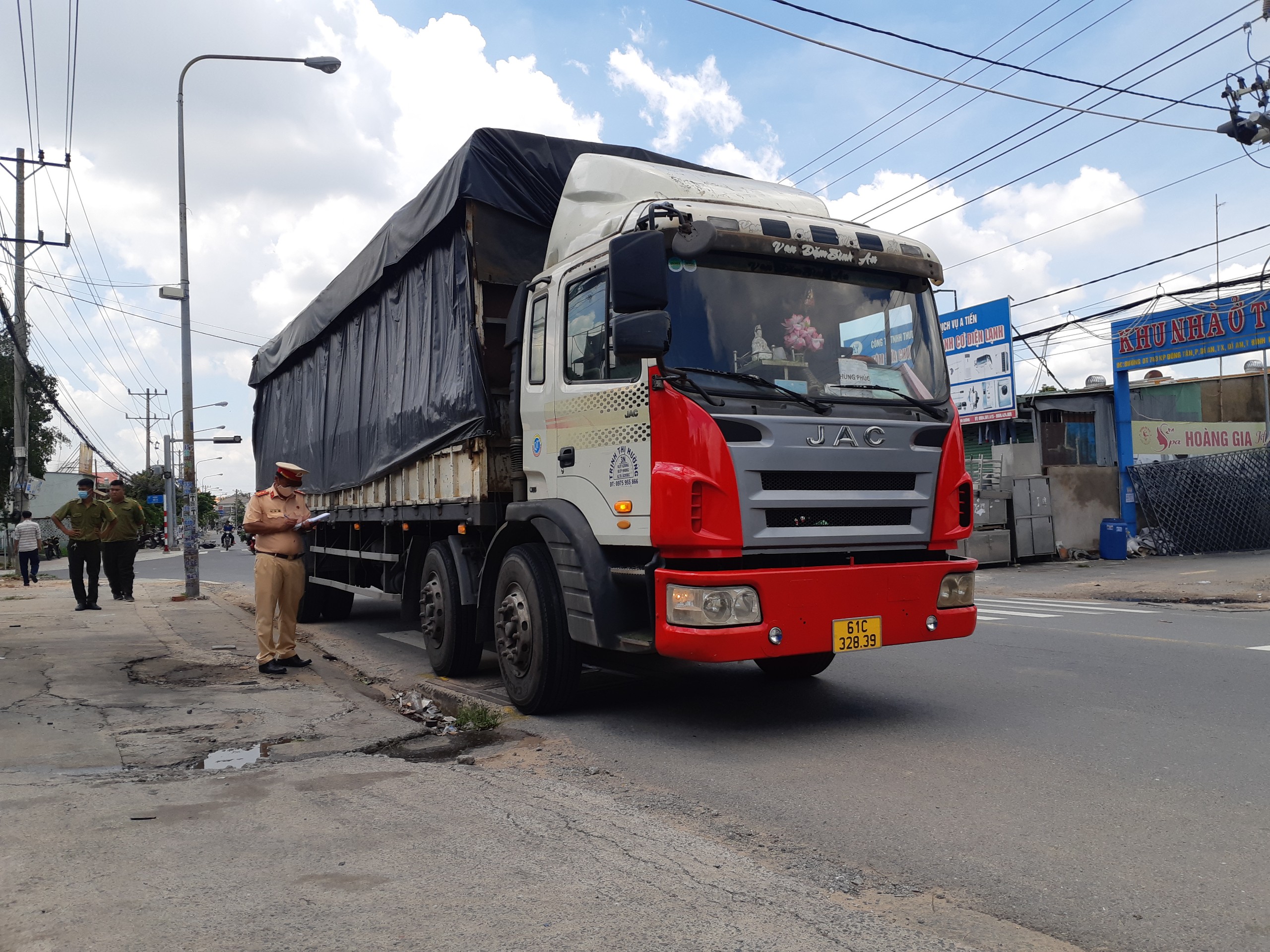 Hàng chục quái xế chặn xe so kè tốc độ trên đường ở Bình Dương