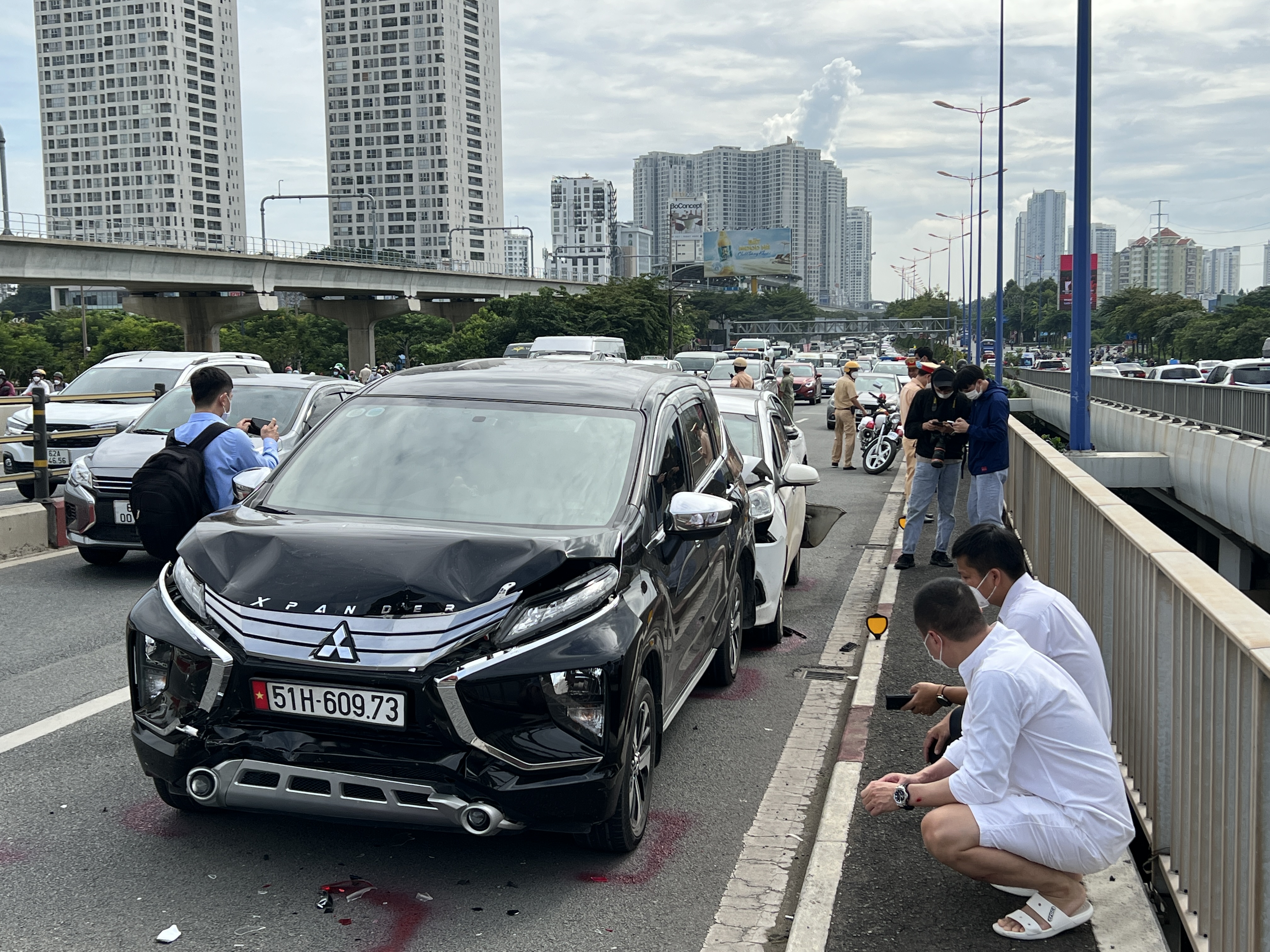 TPHCM 5 ô tô va chạm liên hoàn trên cầu Sài Gòn