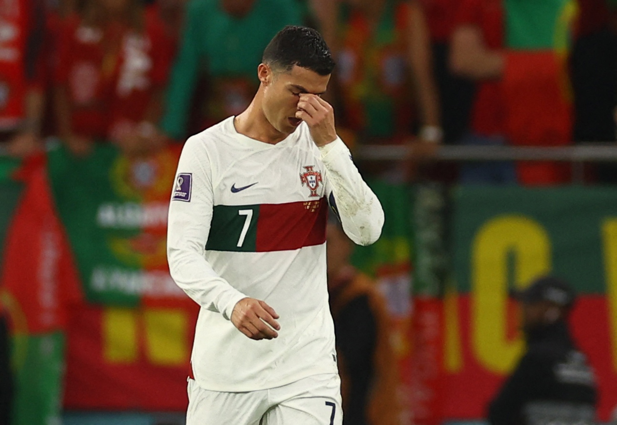 Ronaldo chia tay World Cup 2022 trong hình ảnh đầy cảm xúc. Hãy đến với chúng tôi để theo dõi những khoảnh khắc đầy buồn bã của Ronaldo khi đã phải chia tay giải đấu quan trọng nhất của mình. Đây chắc chắn là một trong những hình ảnh đáng xem nhất về chàng cầu thủ vĩ đại!