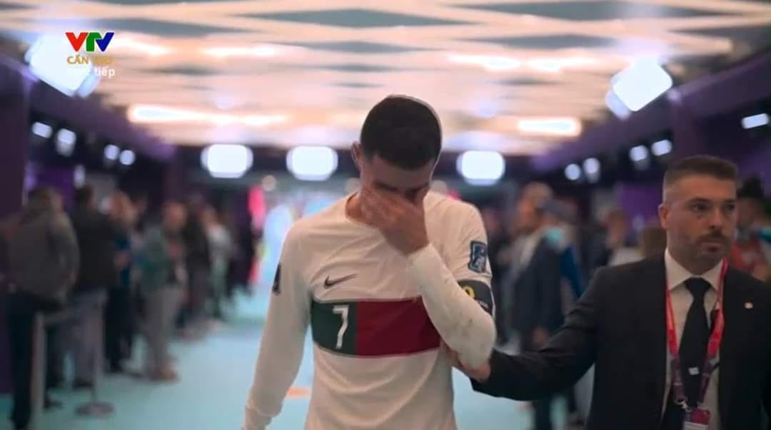 Khóc - đôi khi nó là một hình thức thể hiện cảm xúc rất đẹp và chân thành. Bức ảnh Ronaldo khóc trong World Cup 2024 chắc chắn sẽ đem lại cho bạn những cảm xúc mạnh mẽ và sự trân trọng đối với những cầu thủ tuyển quốc gia. Hãy để cho bức ảnh ấy nói lên tất cả.