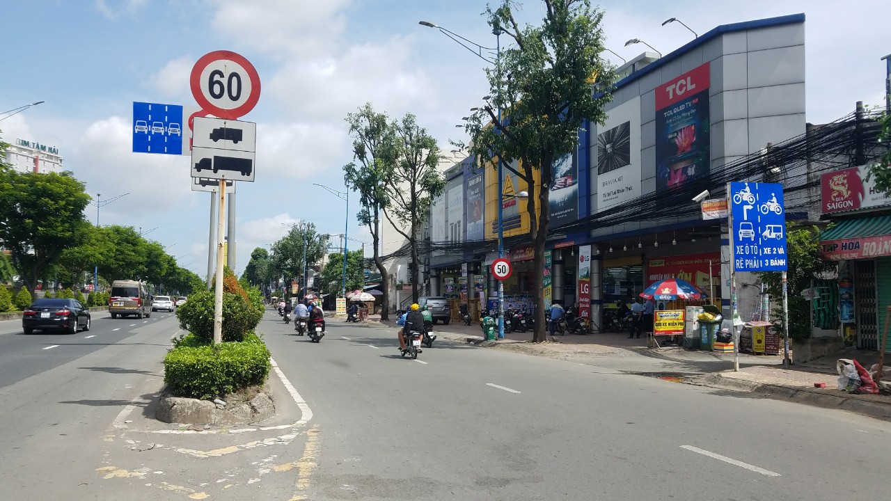 Dừng ô tô bên đường nghỉ ngơi, người đàn ông bị trộm nhiều tài sản