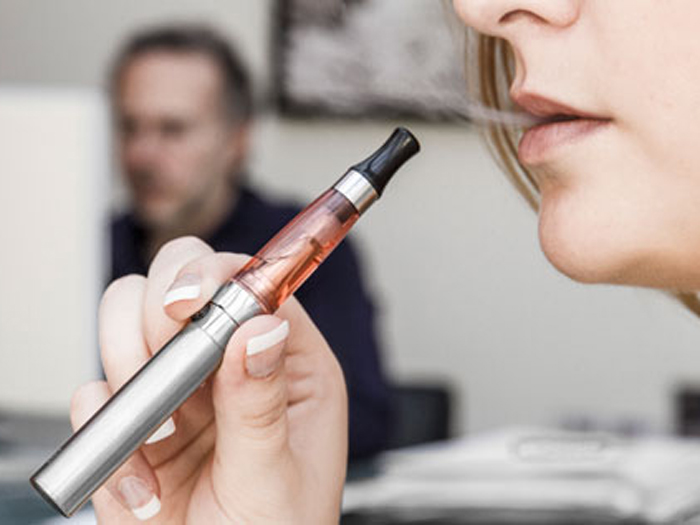 Độ an toàn của thuốc lá điện tử là đề tài đầy tranh cãi bấy lâu nay - Ảnh: AFP