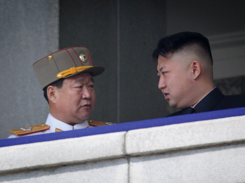 Ông Choe Ryong-hae (trái) bên cạnh lãnh đạo Kim Jong-un trong khi quan sát một cuộc duyệt binh ở Bình Nhưỡng năm 2014 - Ảnh: AFP