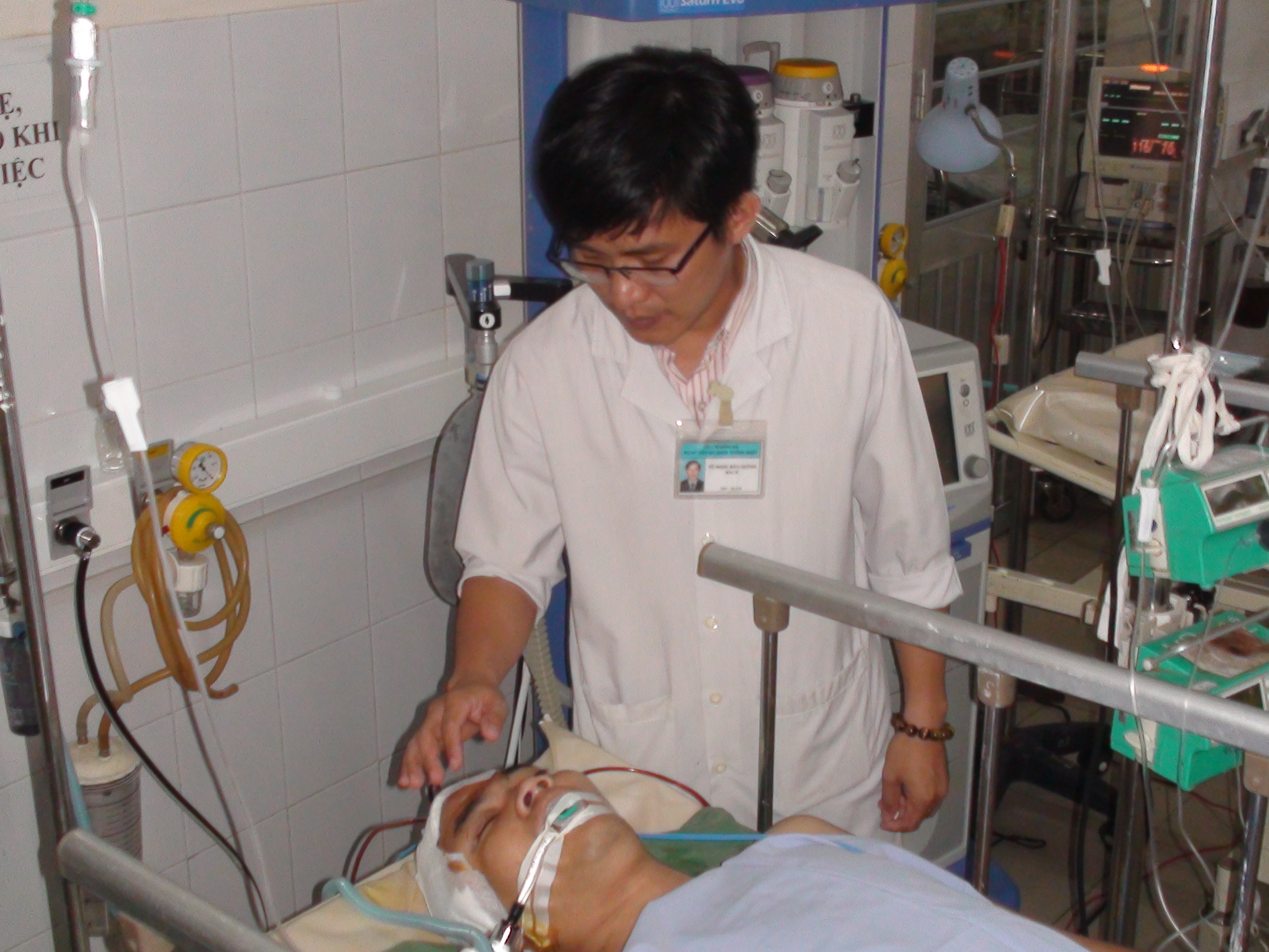 Anh Đăng đang nằm cấp cứu ở Bệnh viện đa khoa Thống Nhất - Ảnh: Lê Lâm