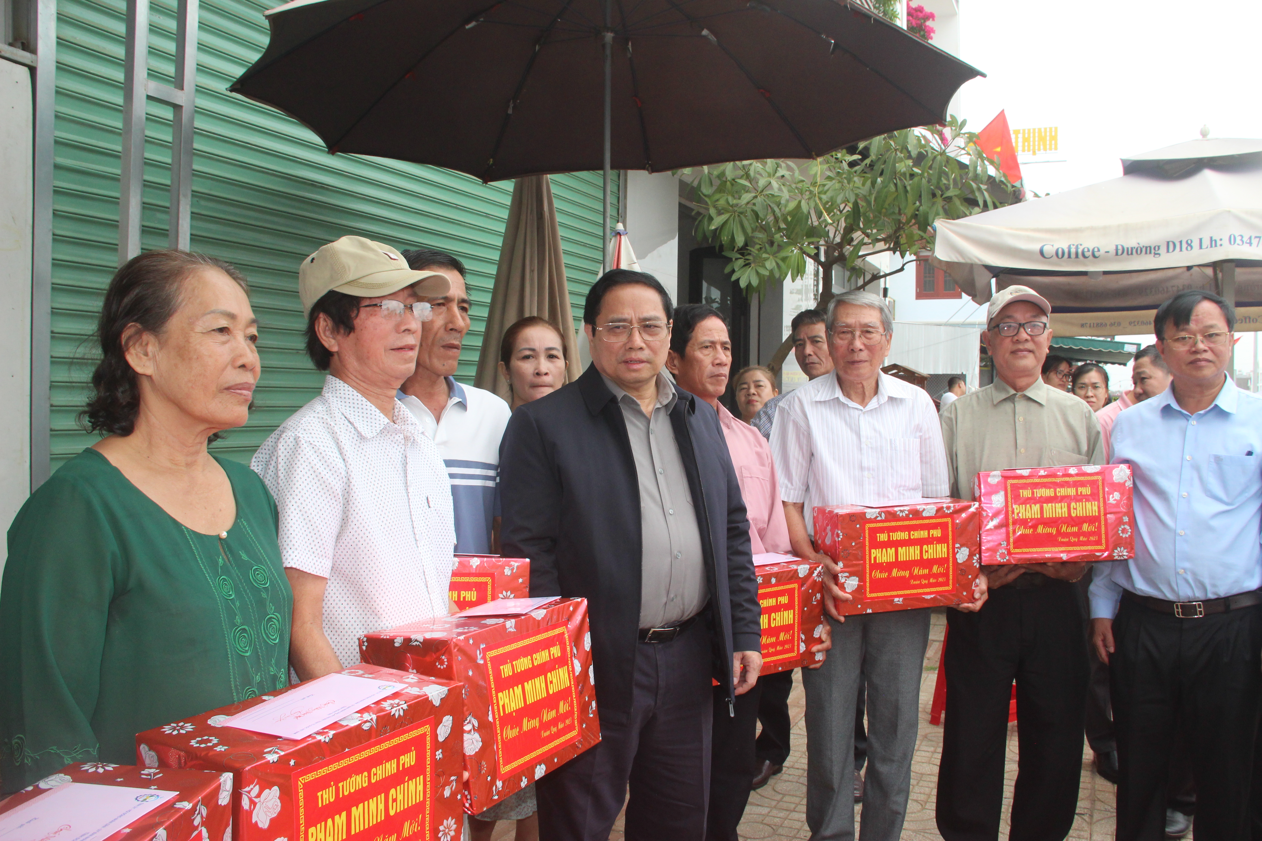 Thủ tướng Phạm Minh Chính kiểm tra tiến độ sân bay Long Thành, thăm người dân khu tái định cư - Báo Thanh Niên