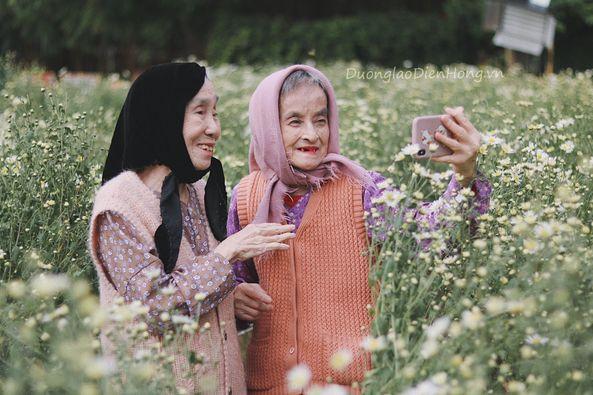 Hai cụ bà: Những bức ảnh của hai cụ bà sống tại Việt Nam sẽ đem lại cho bạn cảm giác ấm áp và yên bình. Hình ảnh những bà cụ vui vẻ đang nói chuyện tán gẫu sẽ khiến khán giả cảm thấy yêu thương và tôn vinh người già.