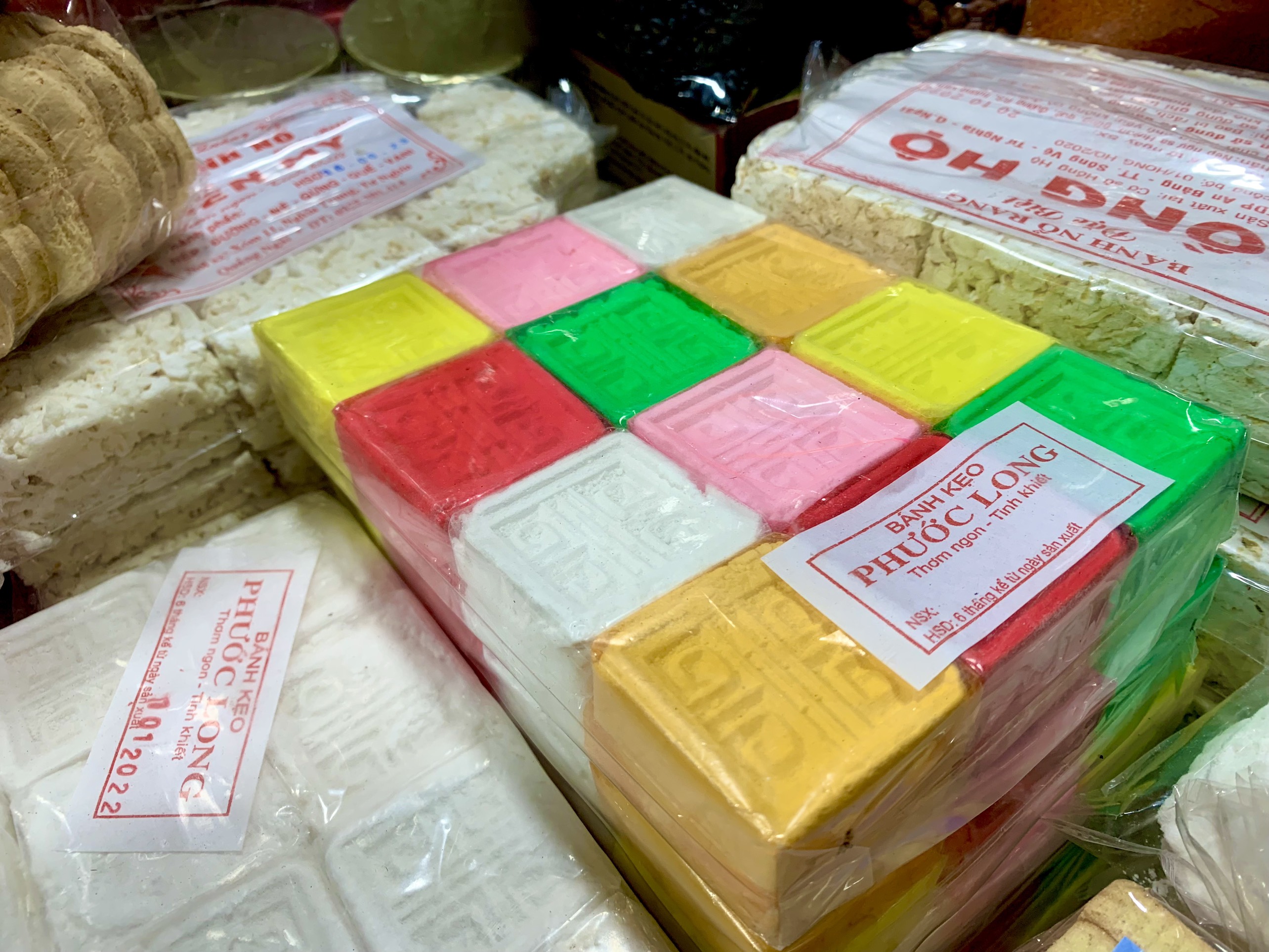 Ghé chợ Bà Hoa mua bánh in: 'Không có thì tết cứ thấy thiếu thiếu'