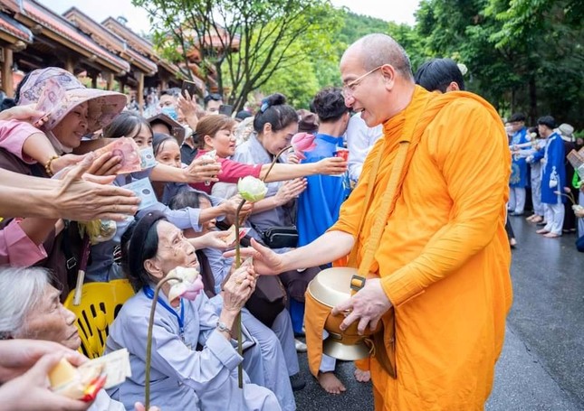 Nhà sư nhận tiền là một hành động tự nguyện và tình nguyện, mang lại niềm vui và sự lạc quan cho cộng đồng. Hãy cùng xem hình ảnh để thấy được sự đẹp đẽ và ý nghĩa của hành động này.