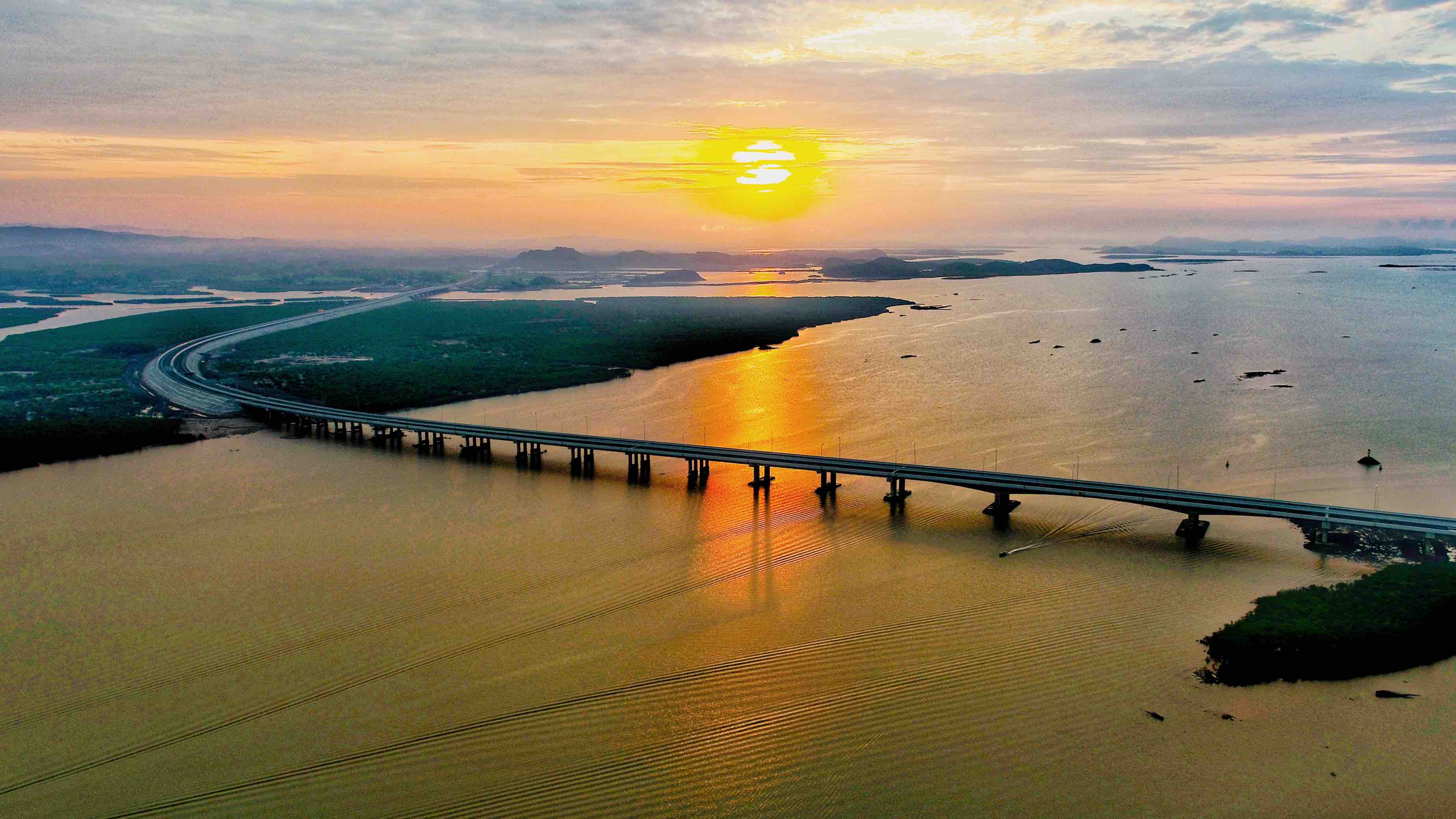Quảng Ninh đang xây dựng một sản phẩm du lịch độc đáo, với dọc tuyến cao tốc dài 176 km là điểm nhấn chính. Hãy cùng xem hình ảnh để thưởng thức những khung cảnh đẹp và độc đáo của du lịch dọc tuyến cao tốc này.