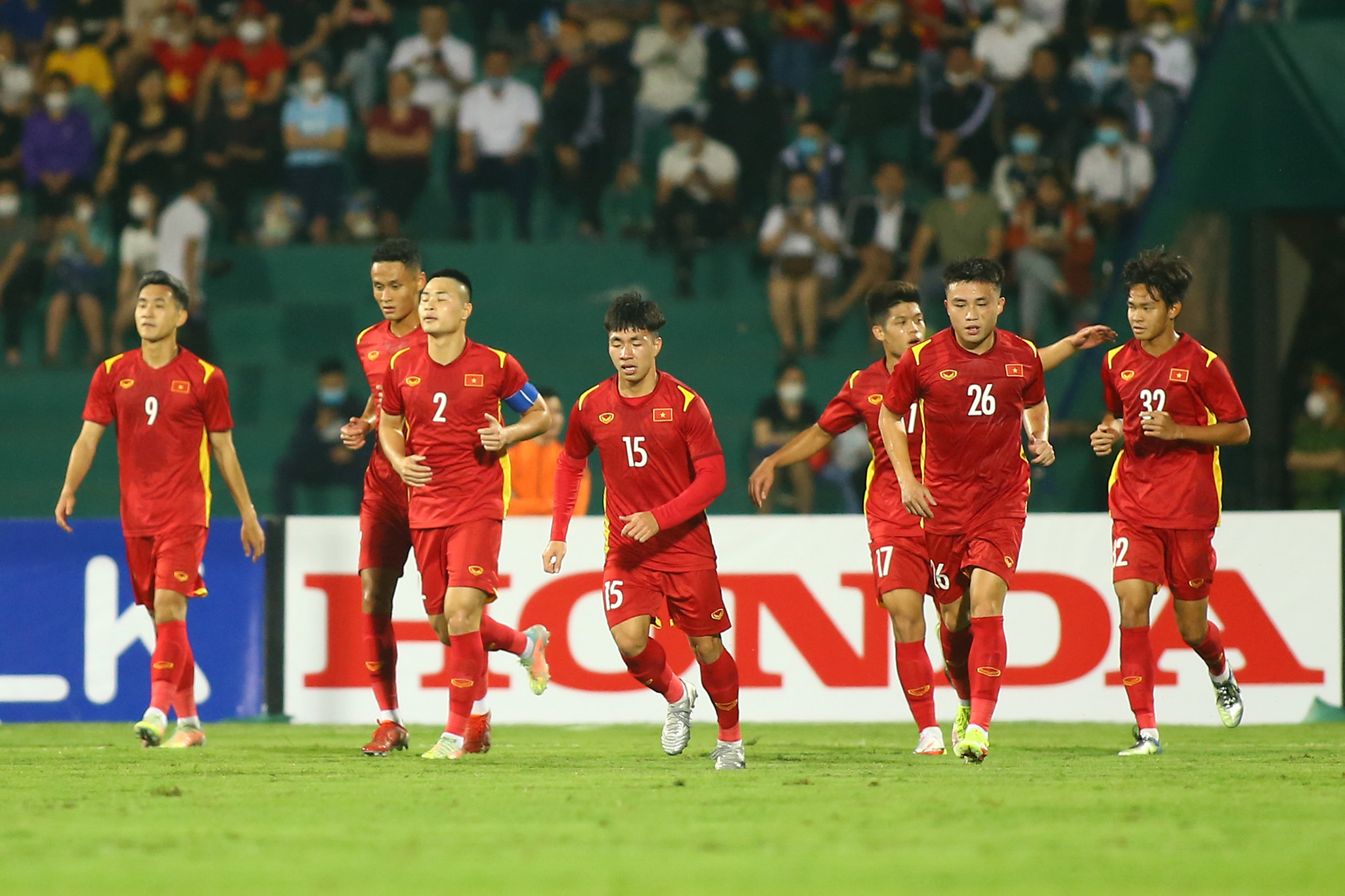 Hãy đến xem trận đấu của U.23 Việt Nam và cùng cổ vũ cho đội tuyển nhà ta! Điều đó không chỉ là cơ hội để thấy các tuyển thủ dày dạn kinh nghiệm, mà còn là cơ hội để đốt cháy tình yêu bóng đá trong trái tim của bạn.