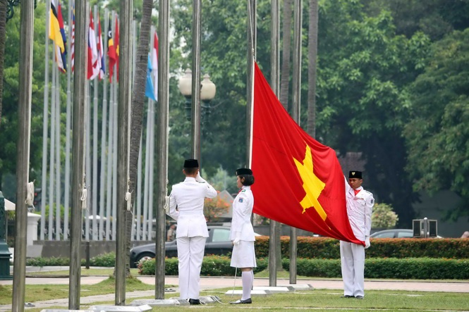 Thượng cờ: Thượng cờ là nghi thức quan trọng để kết nối cộng đồng, gắn kết tinh thần đoàn kết và sẵn sàng đương đầu với mọi thử thách. Cùng tham gia thượng cờ vào những dịp quan trọng, hãy thể hiện niềm kiêu hãnh và tự hào về đất nước Việt Nam.