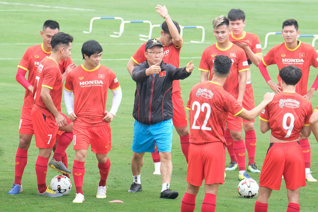 HLV Park Hang-seo là một HLV tài năng tại bóng đá Việt Nam. Xem hình ảnh liên quan đến ông để tìm hiểu về phong cách huấn luyện độc đáo của ông.