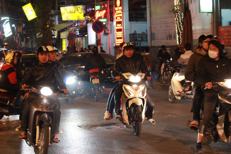 hang-ngan-nguoi-do-ra-duong-chao-nam-moi-2015