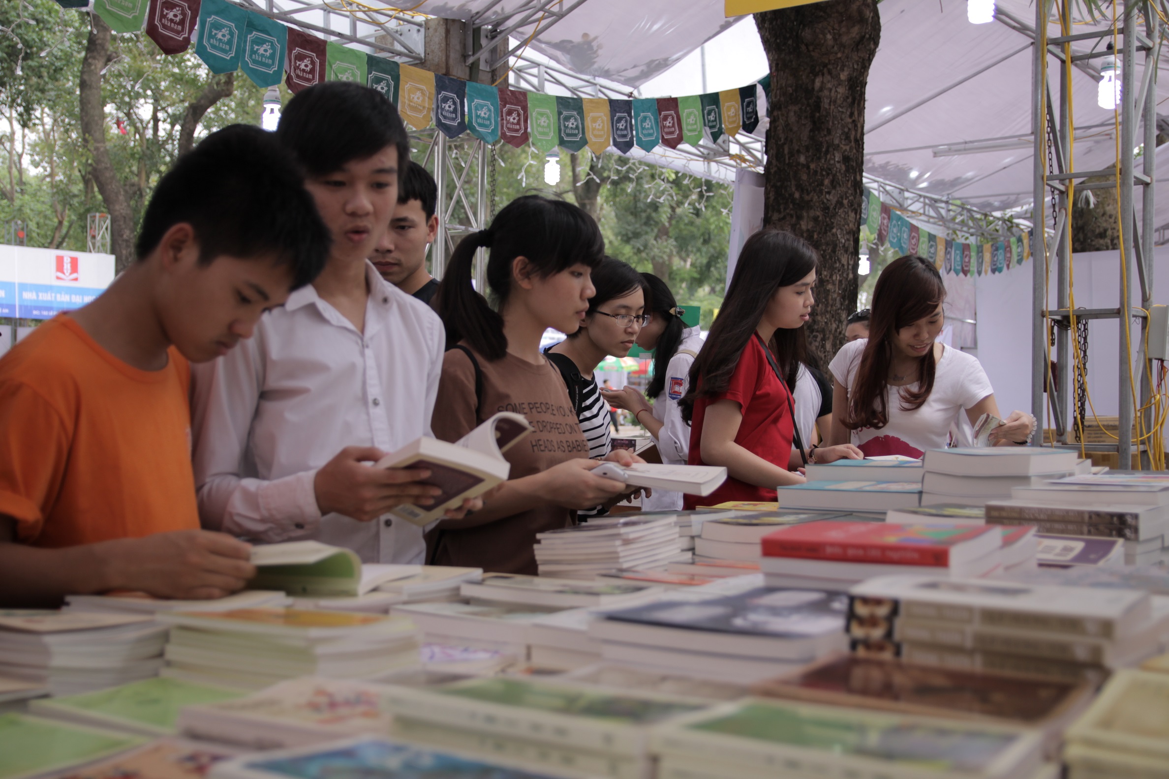 gioi-tre-hao-huc-voi-hoi-sach-Ha-Noi