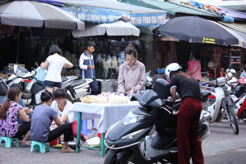 nguoi-ha-noi-xep-hang-mua-banh-troi-banh-chay-tet-han-thuc