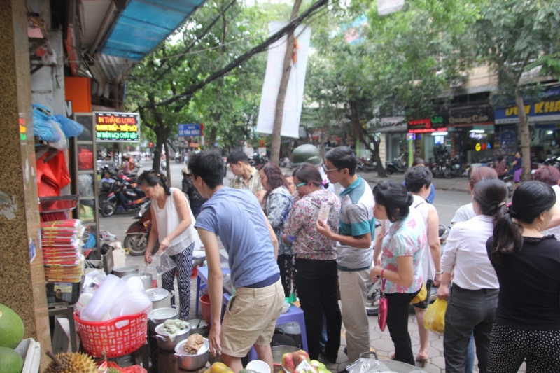 nguoi-ha-noi-xep-hang-mua-banh-troi-banh-chay-tet-han-thuc