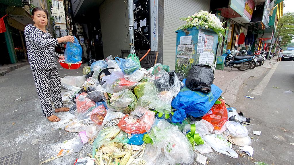 Bãi rác lớn nhất Hà Nội dừng tiếp nhận rác thải vì… mưa nhiều