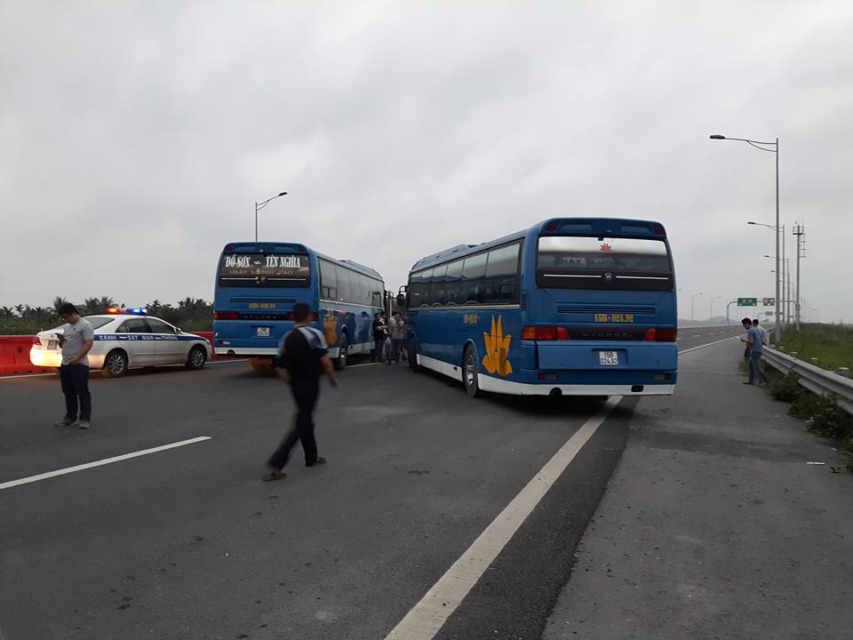 Hai chiếc xe khách loại 45 chỗ đột ngột đỗ ngang cao tốc Hà Nội - Hải Phòng - Ảnh: Vũ Đông