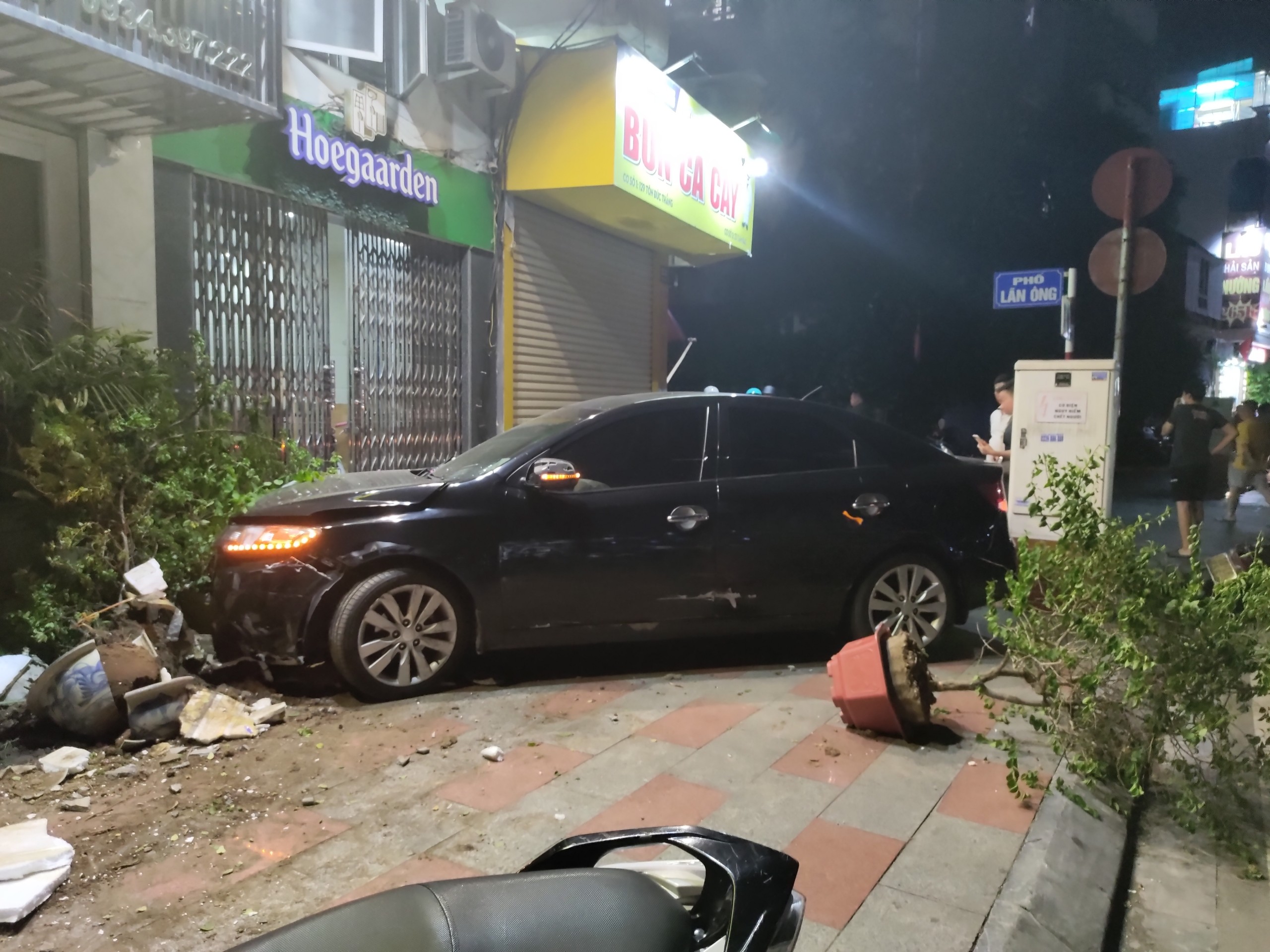 Xem xe Vespa đắt như ôtô tại Việt Nam