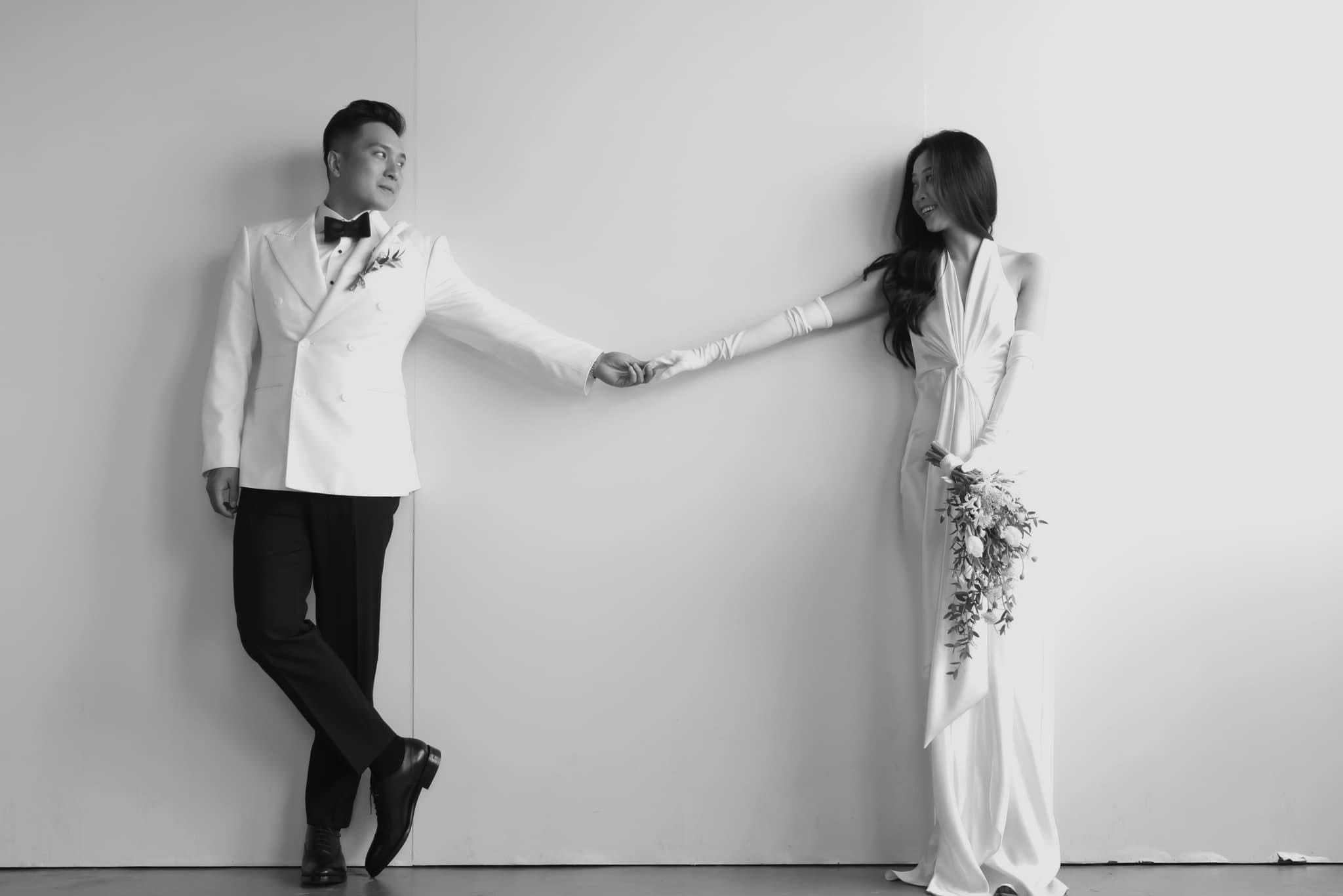Nếu bạn đang tìm kiếm phong cách và sự tối giản, chụp ảnh cưới trắng đen là một sự lựa chọn tuyệt vời. Bức ảnh sẽ truyền tải được cảm xúc và chi tiết đến người xem một cách chân thật và tinh tế.