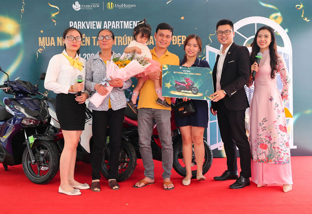 Khách hàng may mắn trúng thưởng xe máy Honda Air Blade trong chương trình “Mua Nhà Liền Tay - Trúng Ngay Xe Đẹp” do UniHomes tổ chức