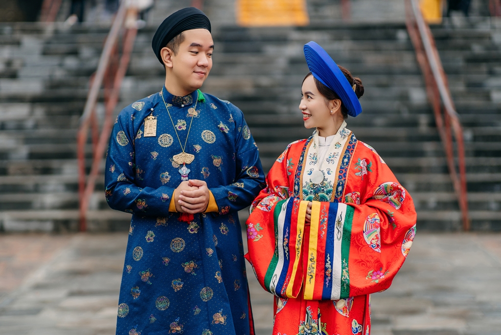 Áo dài Huế: Áo dài Huế là biểu tượng văn hóa truyền thống của Việt Nam. Mỗi chiếc áo dài đều mang trong mình sự tinh tế và đẳng cấp. Nếu bạn yêu thích văn hóa Việt Nam, hãy đến và khám phá chiếc áo dài này.