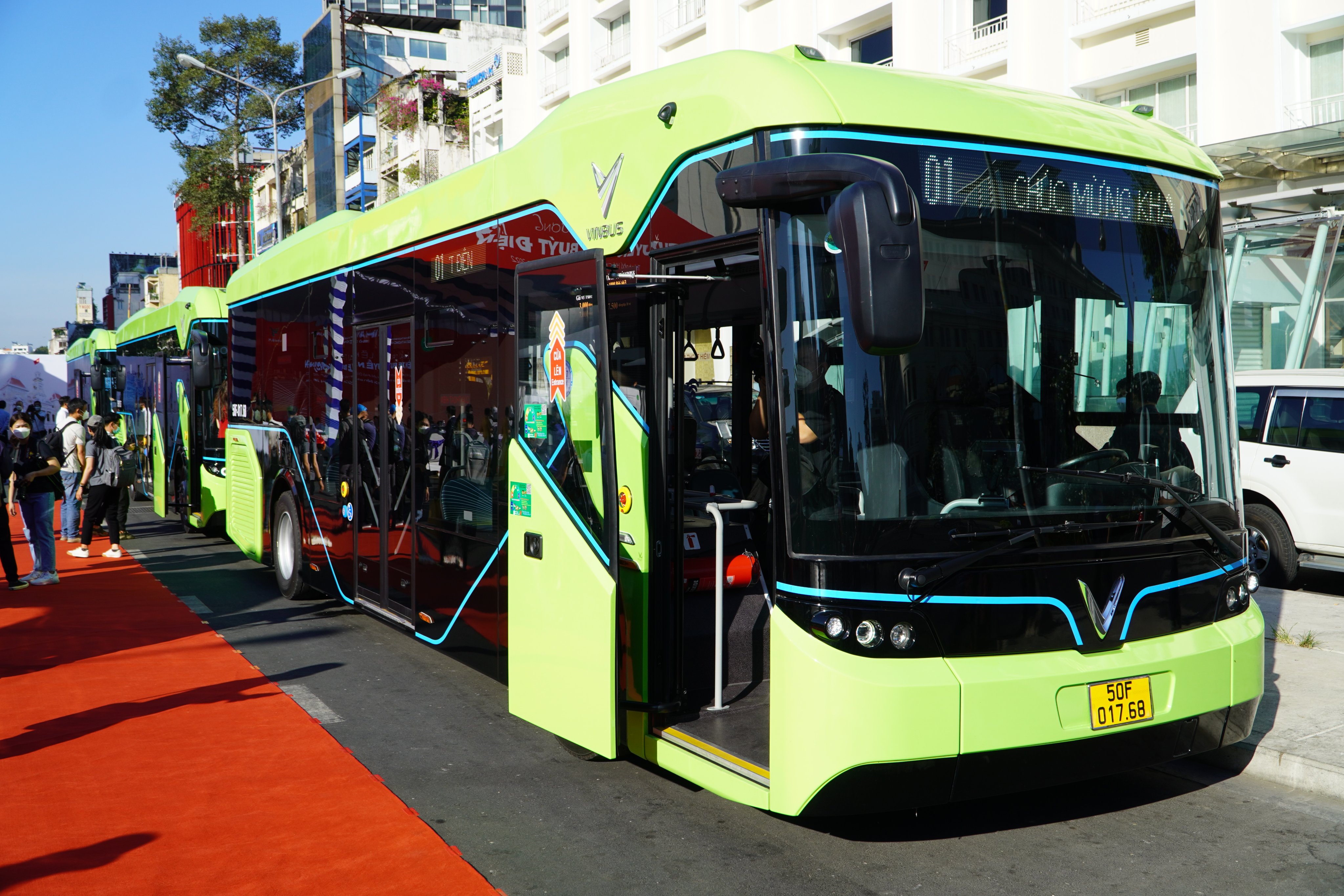 Lộ hình ảnh xe buýt năng lượng điện VinFast được vận gửi về Hà Nội
