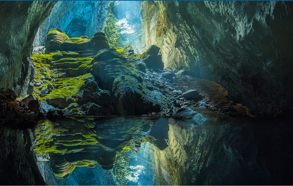 Sơn Đoòng là hang động lớn nhất thế giới với không gian bên trong trải dài qua hàng chục ki-lô-mét và có thể chứa được một thành phố lớn. Hãy xem những hình ảnh tuyệt đẹp của hang động này và cảm nhận sự huyền bí cùng với độ lớn của nó.
