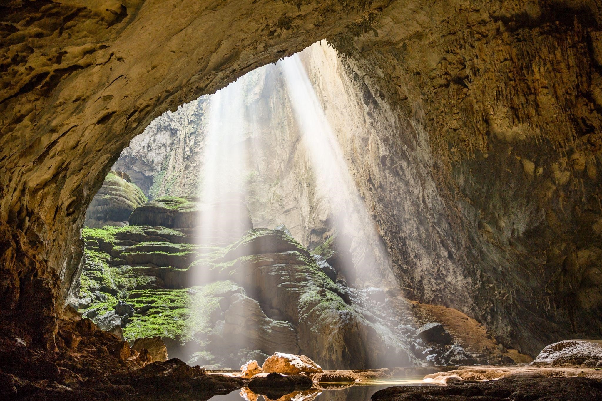 Hang Sơn Đoòng: Hãy chiêm ngưỡng vẻ đẹp kỳ vỹ của Hang Sơn Đoòng, hang động lớn nhất thế giới với nhiều phong cảnh độc đáo. Khám phá những hình ảnh hoang sơ, nhiều màu sắc của hang động sẽ đem lại cho bạn những trải nghiệm khó quên.