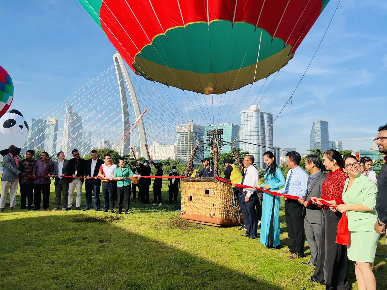 let-s-go-to-thu-thiem-now-hot-air-balloons-are-flying-in-the-sky