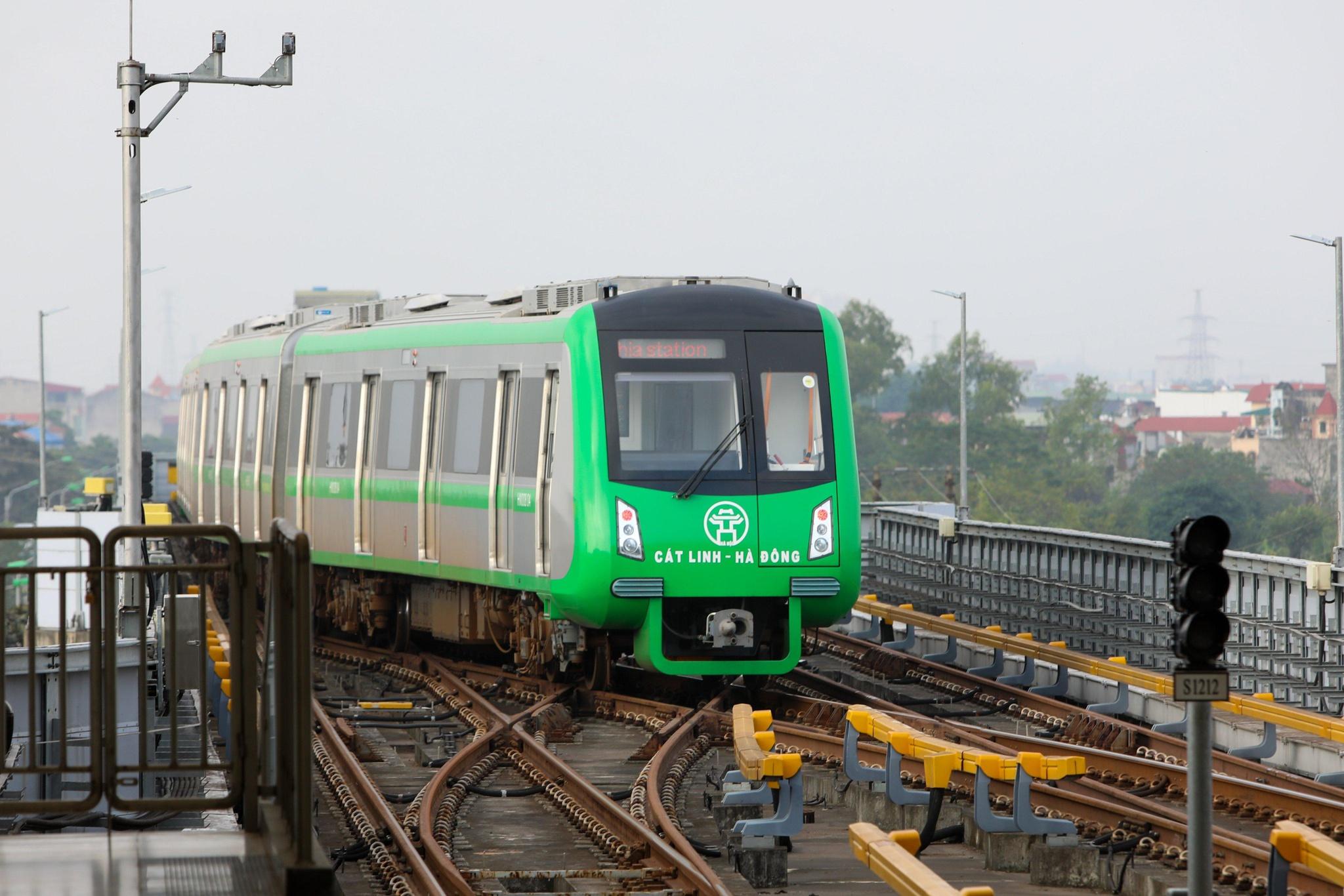 Tàu Cát Linh - Hà Đông: Tàu Cát Linh - Hà Đông là dự án xây dựng hạ tầng kỹ thuật cao, mang lại sự thuận tiện cho người dân khi di chuyển trong thành phố. Từ năm 2024, Tàu Cát Linh - Hà Đông đã chính thức được vận hành, giúp cho cả thành phố Hà Nội và người dân có thêm một phương tiện giao thông tiện lợi, an toàn và hiệu quả. Hãy xem hình ảnh đầu tiên của Tàu Cát Linh - Hà Đông và cảm nhận sự tiện lợi và hiện đại của phương tiện này!