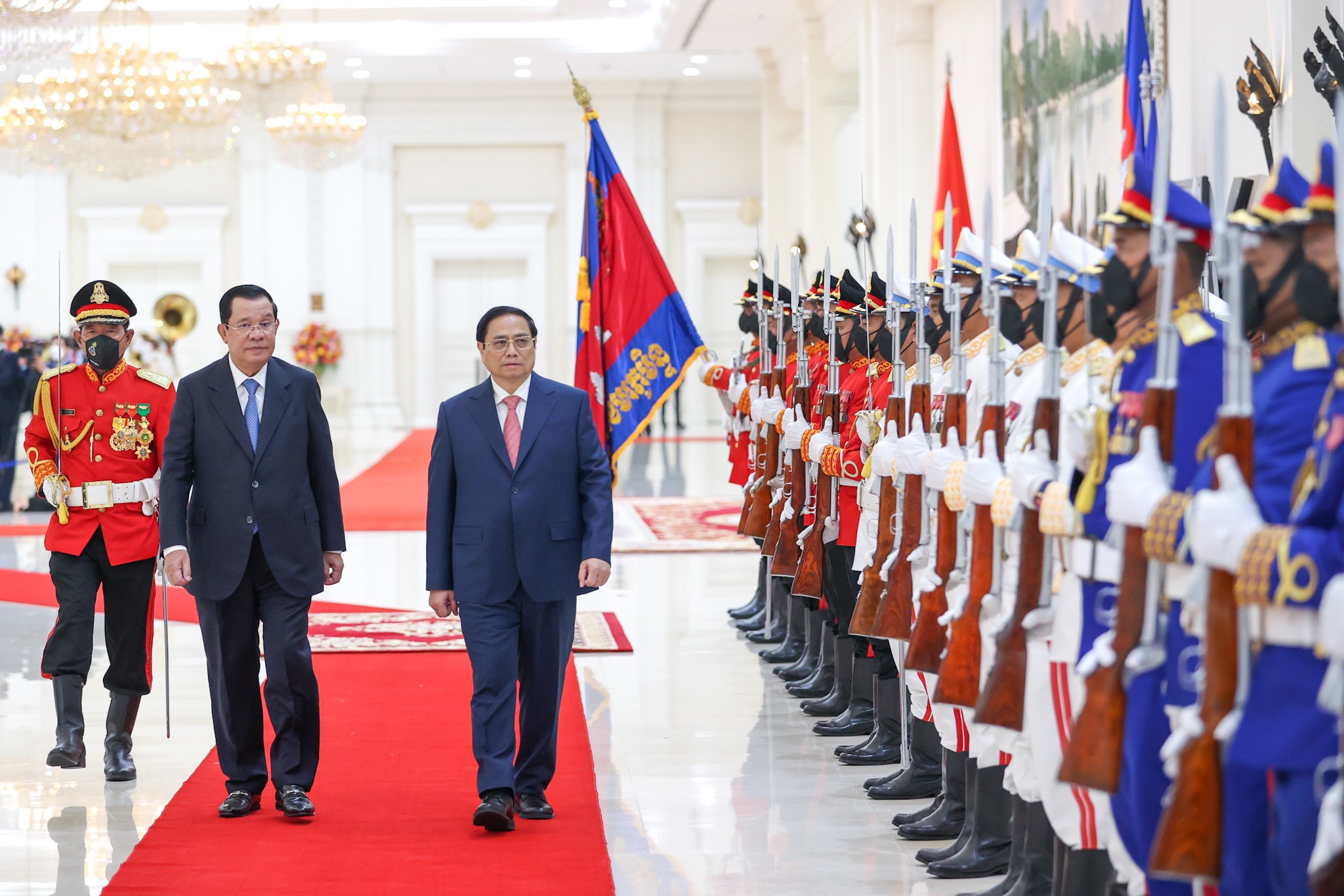 Thủ tướng Phạm Minh Chính đang thăm chính thức Campuchia với mong muốn tăng cường hợp tác và thắt chặt tình đoàn kết giữa hai nước. Việc thăm chính thức này đánh dấu một bước ngoặt quan trọng trong quan hệ đối tác giữa hai nước. Hãy bấm vào ảnh để cập nhật những diễn biến mới nhất trong chuyến thăm này.