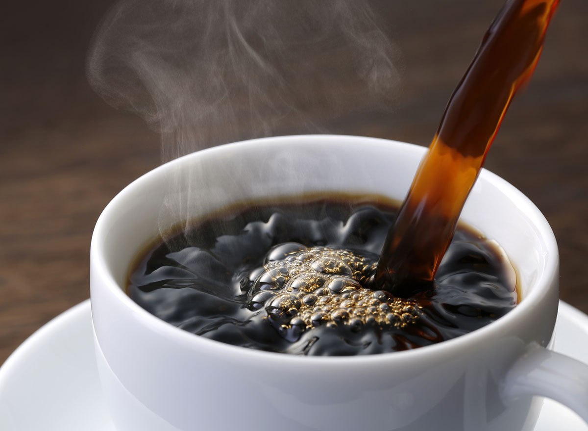 Khoa học nói gì về việc nhiều quán cà phê thường mịt mù khói thuốc?