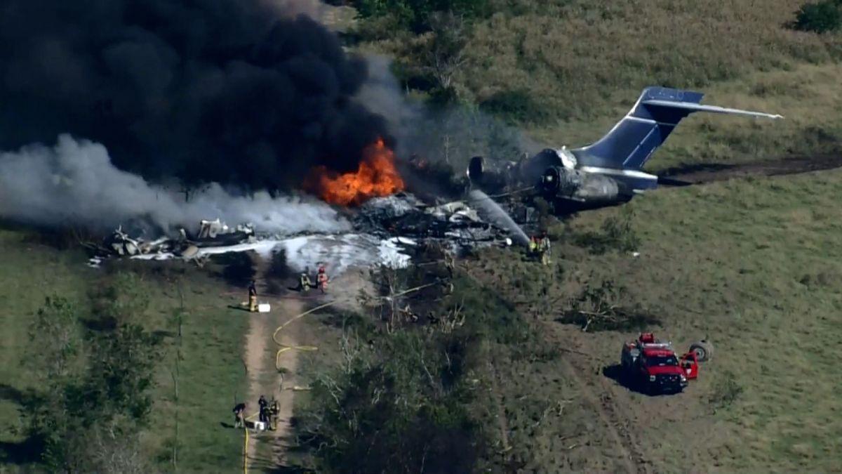 Máy bay cháy ngùn ngụt khi cất cánh, tất cả hành khách may mắn ...