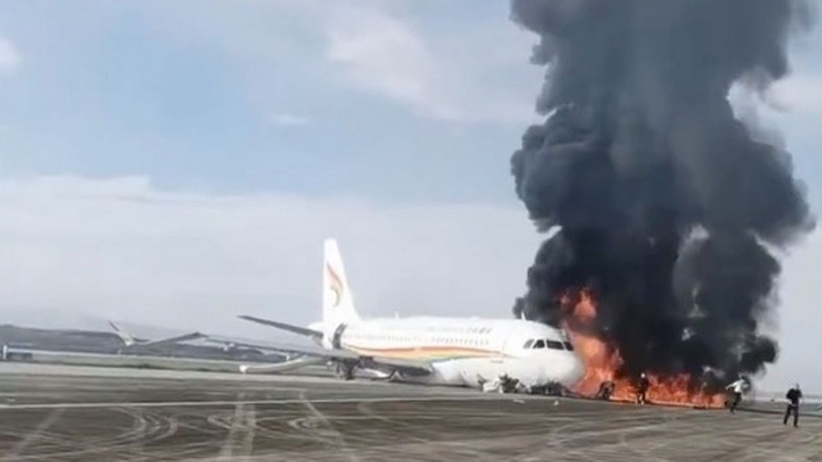 Máy bay bốc cháy khi trượt khỏi đường băng ở Trung Quốc