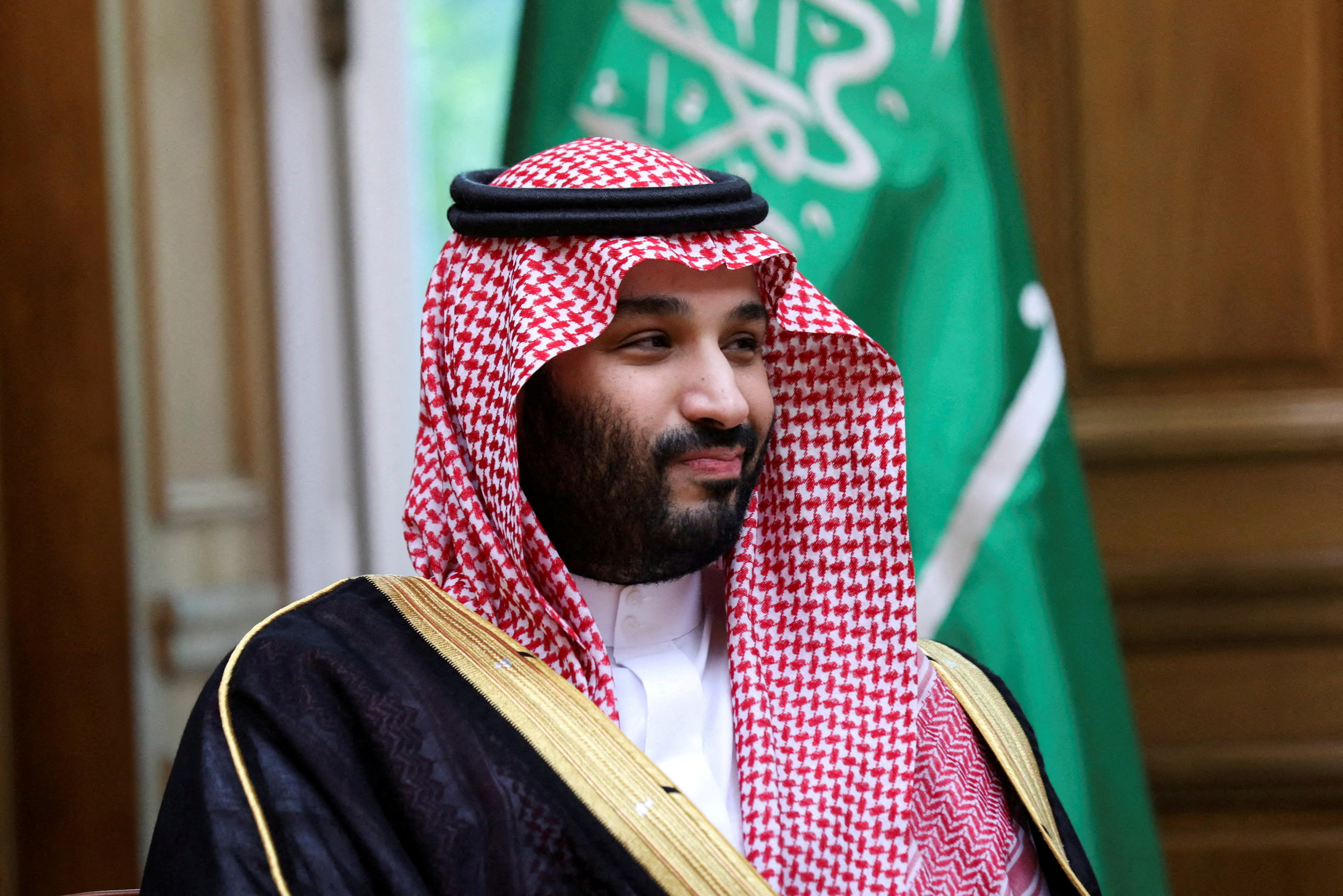 Với vị trí quan trọng và sức ảnh hưởng lớn tại Trung Đông, Thái tử Mohammed bin Salman đã trở thành thủ tướng của Ả Rập Xê Út, đồng thời tiếp tục đưa quốc gia này vươn lên trở thành một nước có nền kinh tế mạnh mẽ và hiện đại. Hãy cùng tìm hiểu về những kiến thức và phân tích chính xác về nền chính trị và kinh tế của quốc gia này.