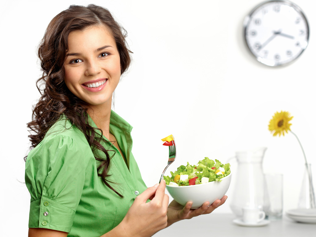 Eating slowly, not getting distracted, and having small plates are effective ways to lose weight - Photo: Shutterstock