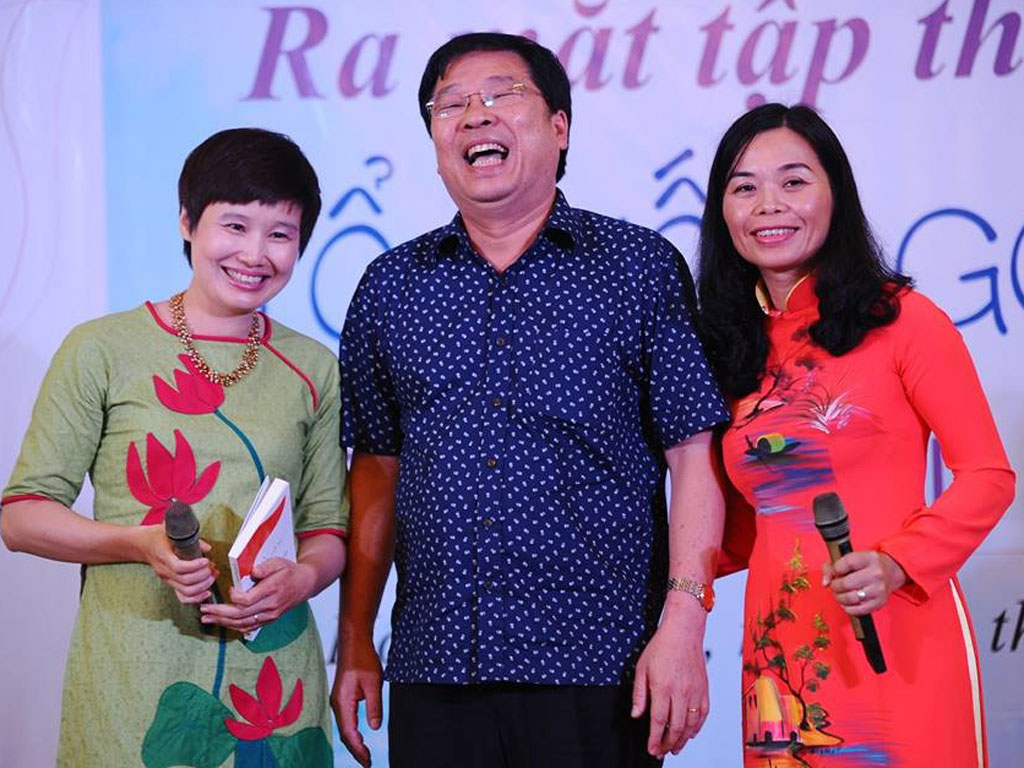 Nhà thơ Nguyễn Phan Quế Mai (phải), nhạc sĩ Đinh Trung Cẩn (người phổ nhạc bài thơ) và nhà báo Hòa Bình (trái) - Ảnh: H.Đ.N