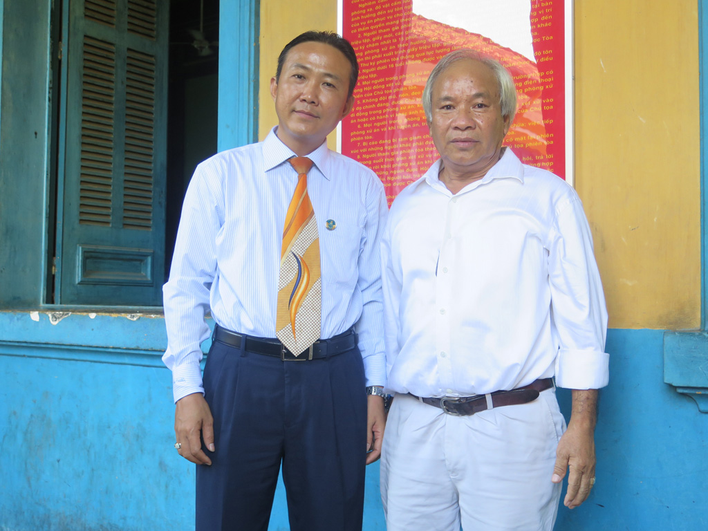 Ông Võ Văn Vinh và luật sư Bùi Quốc Tuấn lưu lại hình ảnh kỉ niệm sau phiên tòa - Ảnh: Phan Thương