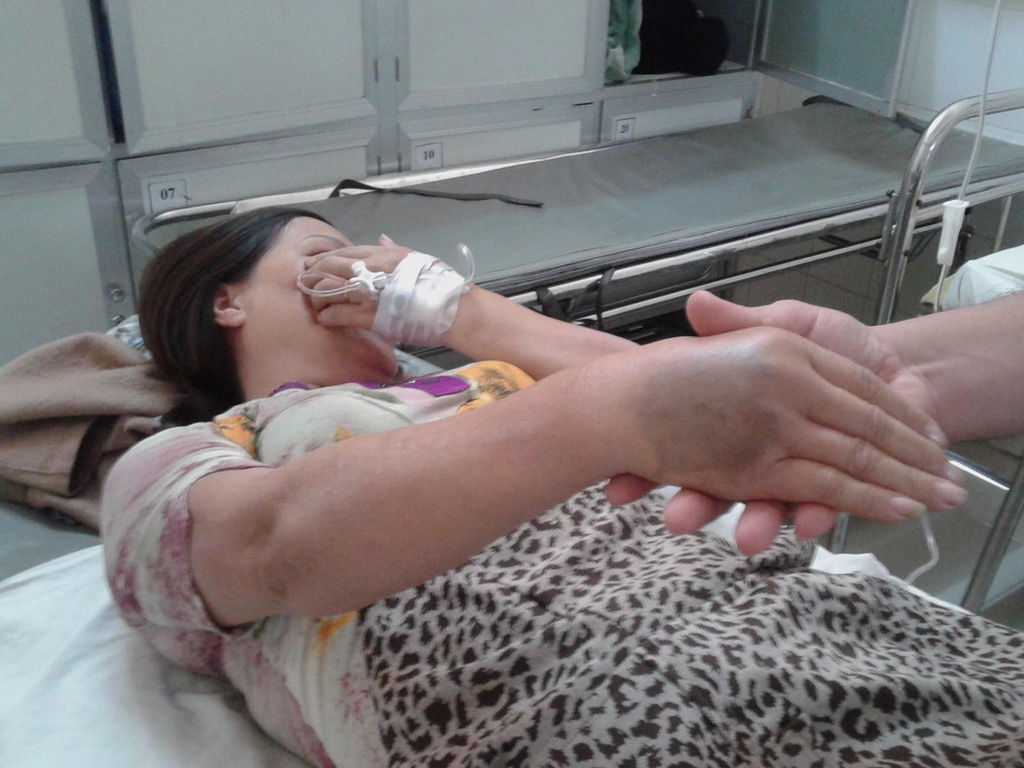 Một bệnh nhân bị rắn lục đuôi đỏ cắn sưng tấy bàn tay đang điều trị tại BVĐK tỉnh Đắk Lắk.
