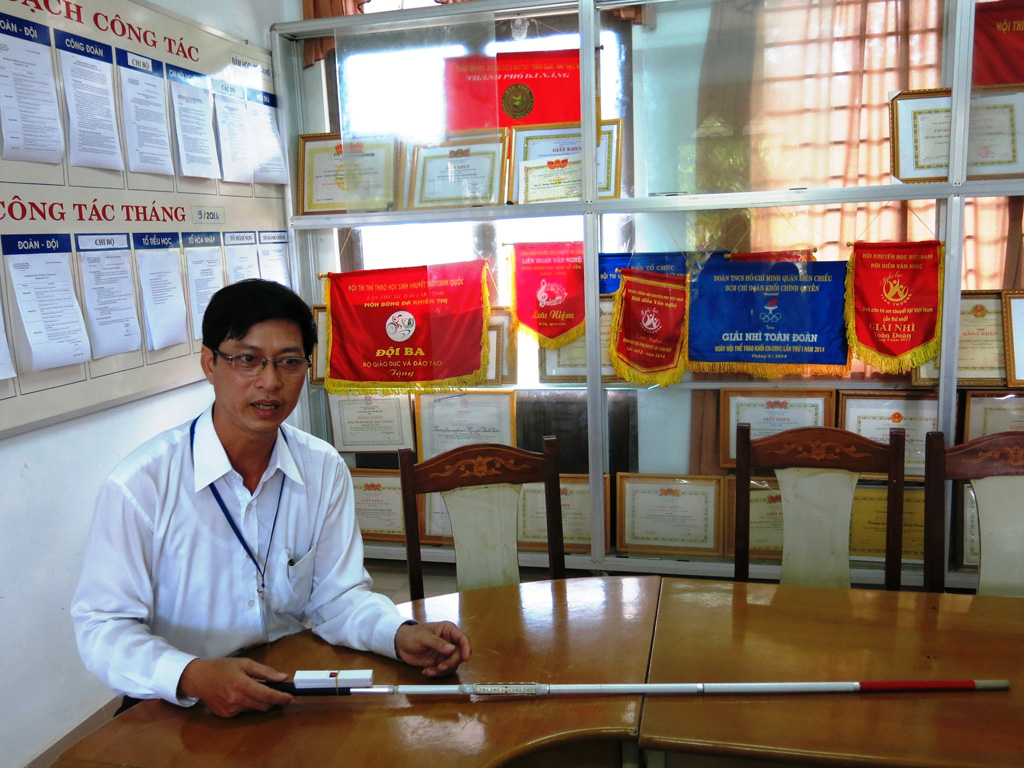 Thầy giáo Nguyễn Duy Quy và gậy đi đường cho người khiếm thị - Ảnh: Diệu Hiền