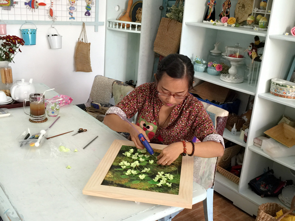 Phuong Chi completing a mud clay painting