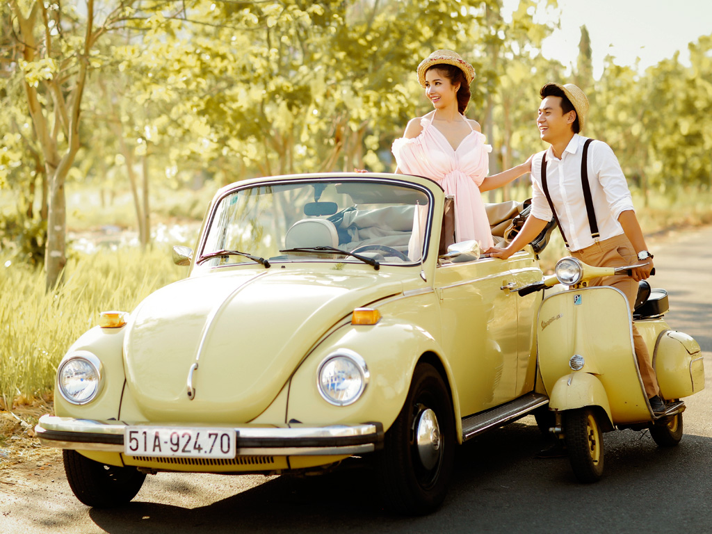 Bộ ảnh cưới trên ô tô độc đáo sẽ giúp bạn tạo nên một cảm giác đặc biệt và khác lạ cho ngày cưới của mình. Với những chiếc xe hiện đại và độc đáo, kết hợp với các trang phục đẹp nhất, hình ảnh của bạn sẽ trở nên đẹp như mơ.