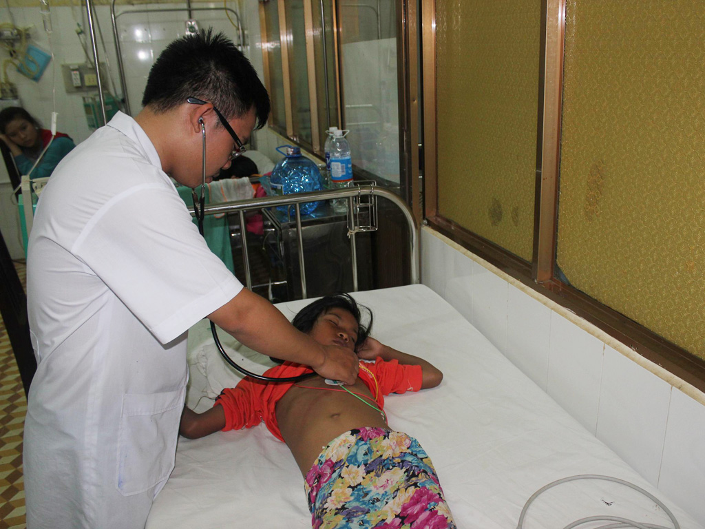 Cháu H’Chua đang được điều trị tại bệnh viện - Ảnh: Ngọc Quyền